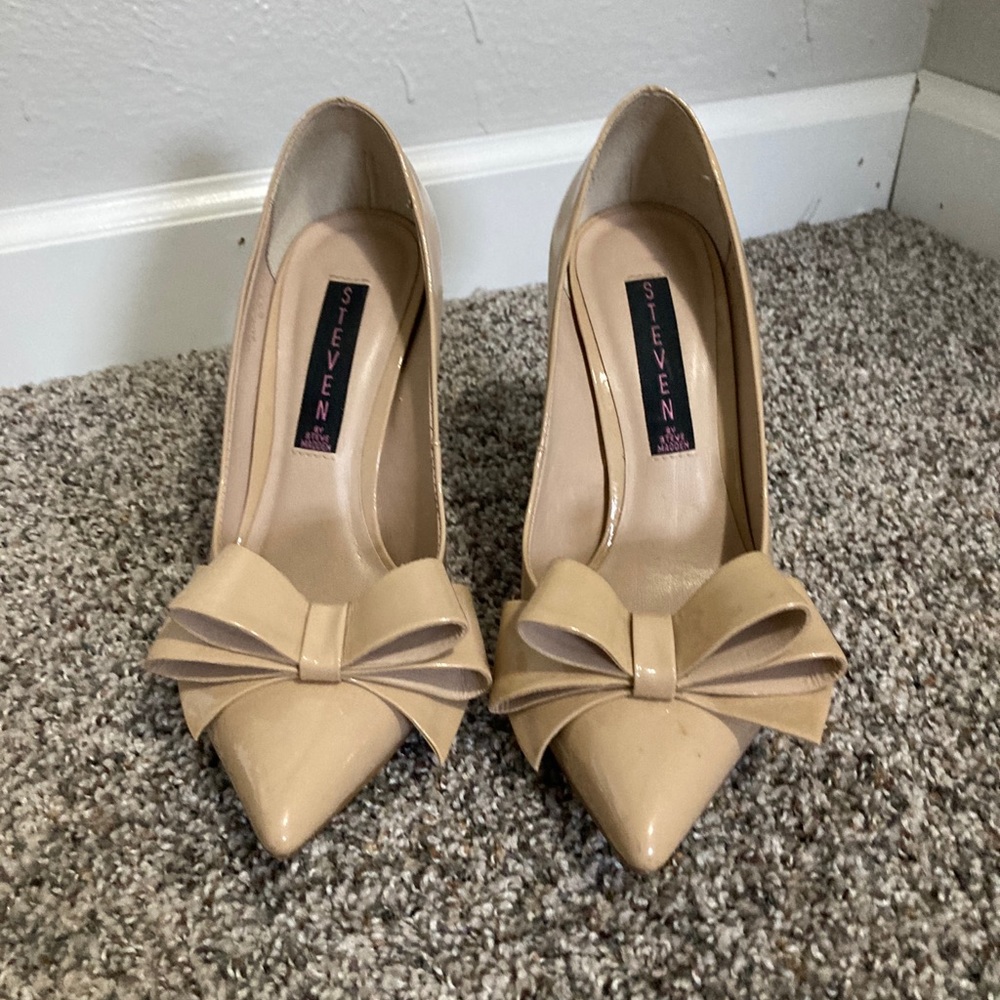 Steven Madden neutral patent leather pump